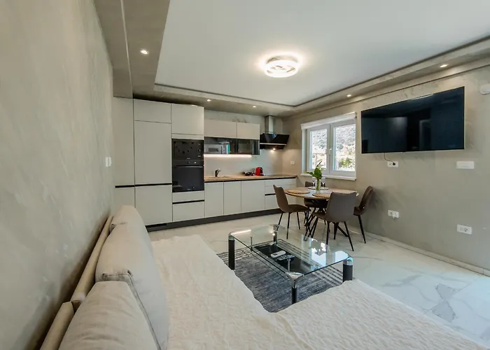 Udobje Ob Poti Parenzane - Via Parenzana Trailside Comfort 포르토로즈